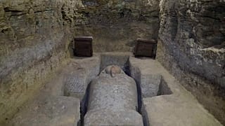 Photo d’archives : cette image fournie par le ministère égyptien des Antiquités montre un des sarcophages découverts à Touna el-Gabal près de Minya dans la vallée du Nil.