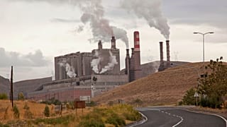 Türkiye'nin başkenti Ankara'da bir kömürle çalışan enerji santrali.