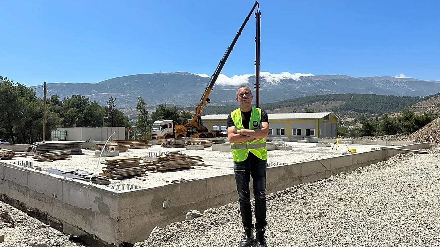 Haluk Levent, kurucusu olduğu sivil toplum kuruluşu Ahbap ile 6 Şubat depremlerinin etkili olduğu Hatay'da, 7 Temmuz 2023