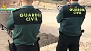 Dos agentes de la Guardia Civil inspeccionan uno de los vertidos.
