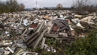ARCHIVO: Residuos de construcción se acumulan en un vertedero ilegal en Carrières-sous-Poissy, Francia, el domingo 1 de diciembre de 2019. 