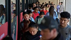 Migranten warten in Madrid auf ein ÖPNV-Zertifikat, das ihnen im Zuge der aktuellen Regularisierung ermöglicht, eine Aufenthaltsgenehmigung zu beantragen, 16. April 2026