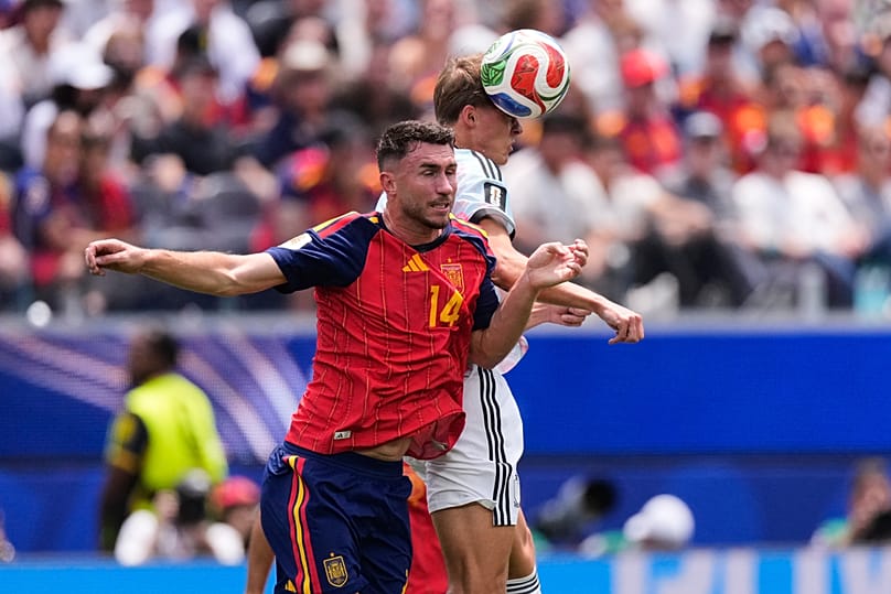 Le Belge Charles De Ketelaere au duel avec l'Espagnol Aymeric Laport lors du quart de finale de la Coupe du monde de football, près de Los Angeles, le vendredi 10 juillet 2026