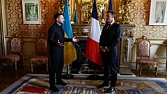 Emmanuel Macron francia elnök (jobbra) Volodimir Zelenszkij ukrán elnökkel beszélget egy találkozón a franciaországi Párizsban 2026. július 13-án, hétfőn.