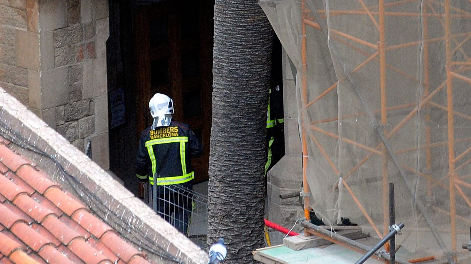 ARCHIVO: Un bombero visto en Barcelona, ​​España, el 19 de abril de 2011.