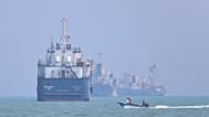 Archivaufnahme: Ein kleines Motorboot fährt an vor Anker liegenden Schiffen in der Straße von Hormus bei Bandar Abbas vorbei, 11. Juni 2026.