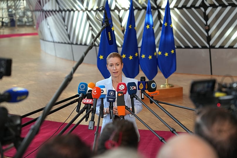 Kaja Kallas fala aos jornalistas durante encontro de ministros dos Negócios Estrangeiros da UE, em Bruxelas, 13 julho 2026