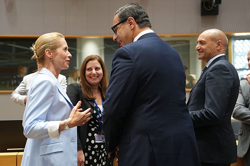  Kaja Kallas conversa com o ministro dos Negócios Estrangeiros cipriota, Constantinos Kombos. Bruxelas, 13 de julho de 2026
