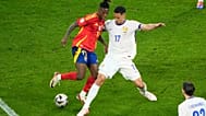 El español Nico Williams y el francés William Saliba se disputan el balón durante las semifinales de la Eurocopa 2024, celebrada en Múnich, Alemania, el 9 de julio de 2024.