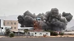 Una imagen tomada de un video transmitido por Al-Masirah TV muestra una explosión en el Aeropuerto Internacional de Sanaa en Yemen, el lunes 13 de julio de 2026.