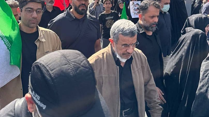 احمدی‌نژاد در مراسم تشییع علی خامنه‌ای