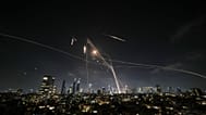 Symbolbild: Der "Iron Dome" feuert am 13. Juni 2025 über Tel Aviv, Israel, Raketen ab, um diese abzufangen.