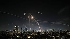 Archivo: El Iron Dome lanza misiles sobre Tel Aviv, Israel, para interceptarlos. 13 de junio de 2025 