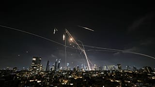 Symbolbild: Der "Iron Dome" feuert am 13. Juni 2025 über Tel Aviv, Israel, Raketen ab, um diese abzufangen.