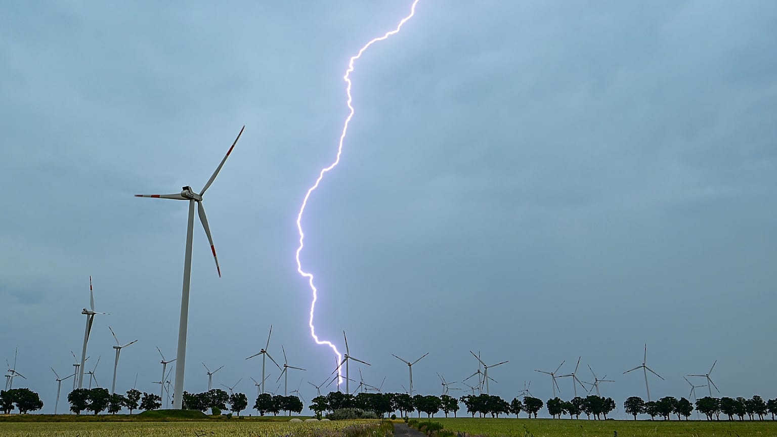 Der Deutsche Wetterdienst (DWD) warnt für heute vor Unwetter in einigen Regionen Deutschlands