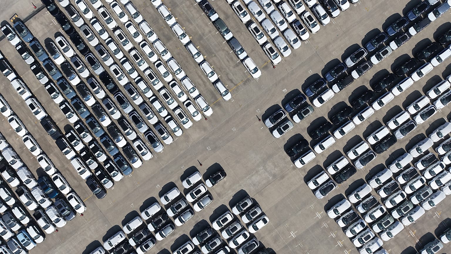 Luftaufnahme: Neue Autos warten im Hafen von Shanghai auf den Export in Überseemärkte, aufgenommen am zehnten März 2026. (Chinatopix/AP, Archiv)
