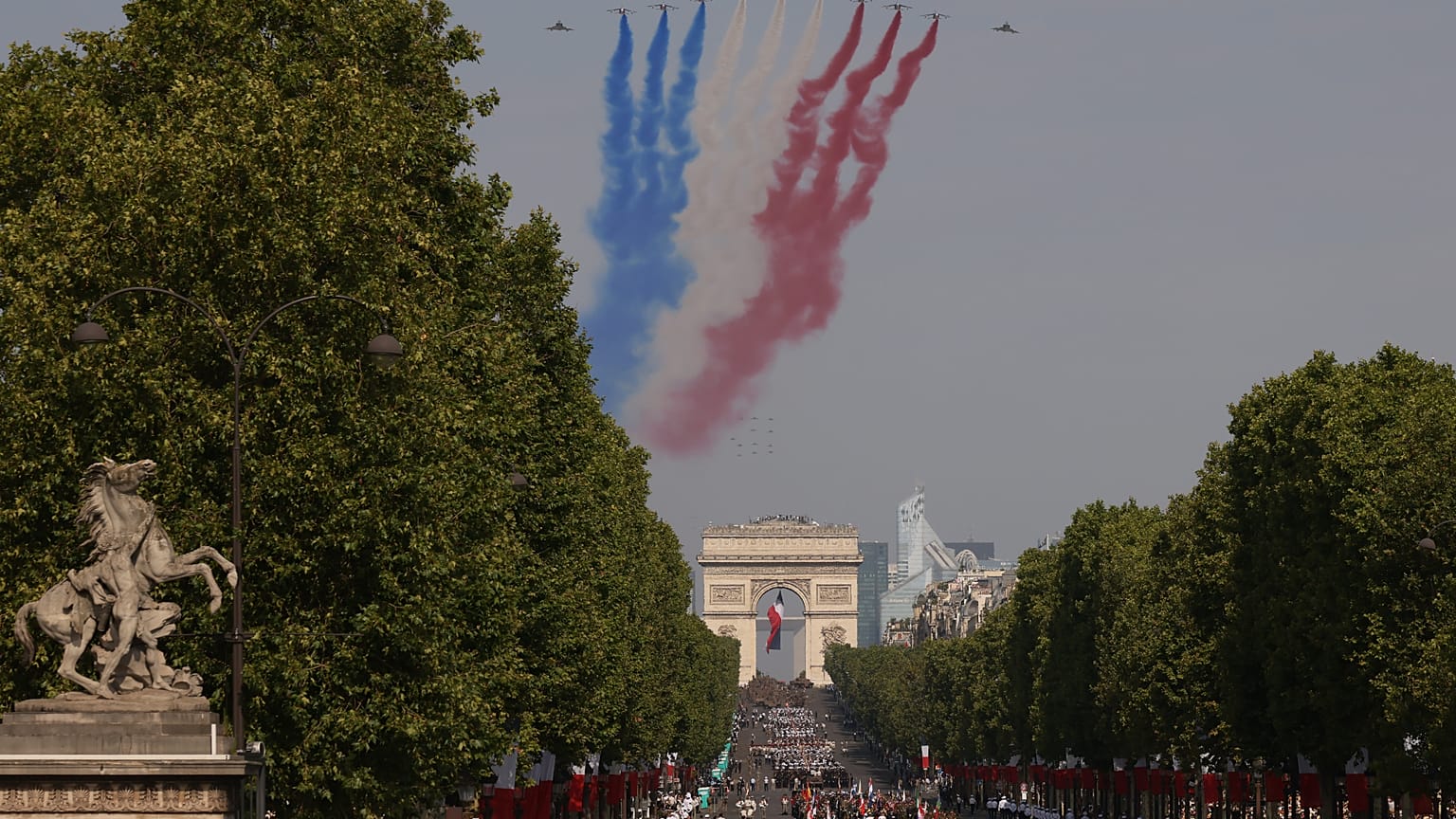 Des avions de la Patrouille de France, formation acrobatique, survolent le défilé militaire du 14 juillet sur les Champs-Élysées à Paris, mardi 14 juillet 2026.