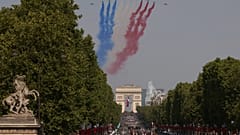 Des avions de la Patrouille de France, formation acrobatique, survolent le défilé militaire du 14 juillet sur les Champs-Élysées à Paris, mardi 14 juillet 2026.