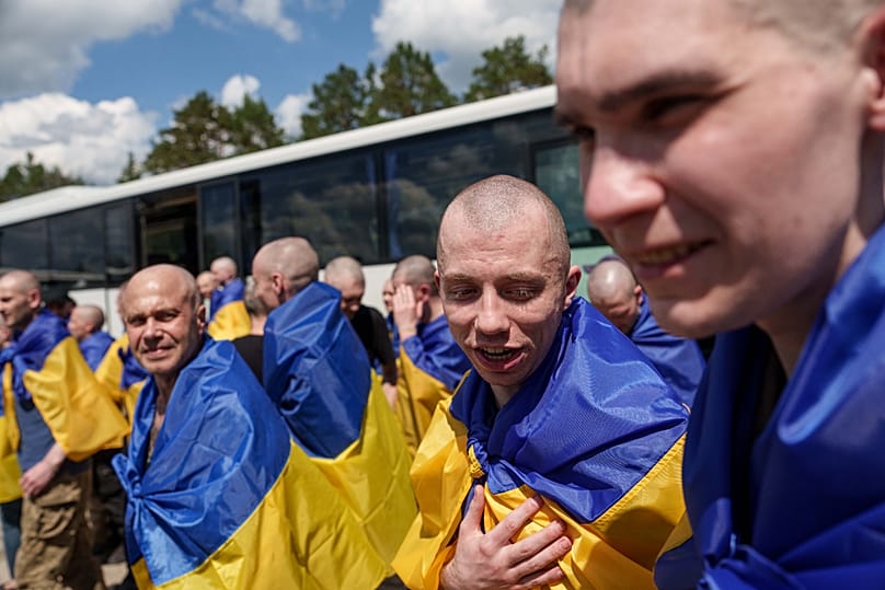 Des soldats ukrainiens descendent d'un bus après leur retour de captivité lors d'un échange de prisonniers de guerre dans la région de Tchernihiv, le 5 juin 2026