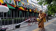 Un moine bouddhiste marche devant le bar musical où un incendie a fait plusieurs morts à Bangkok