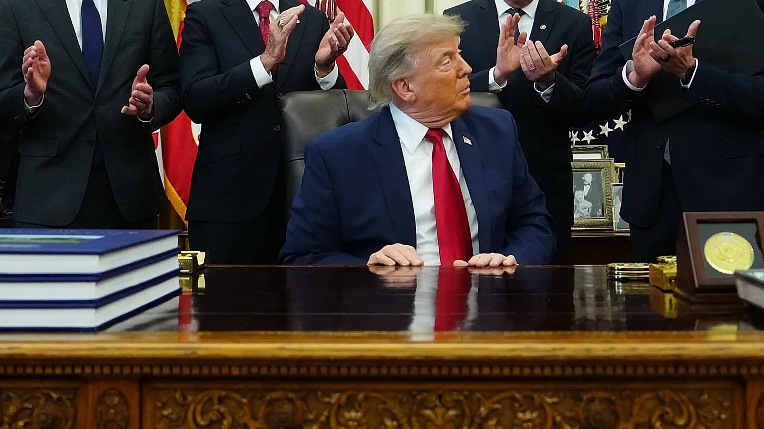 Trump, durante la firma de la última orden ejecutiva. 
