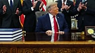 Trump, durante la firma de la última orden ejecutiva. 