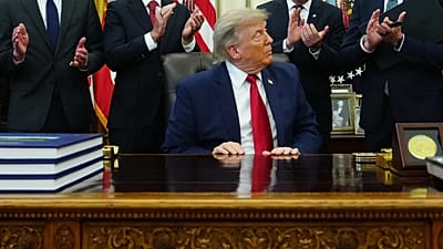 Trump bei der Unterzeichnung der jüngsten Präsidialverfügung.