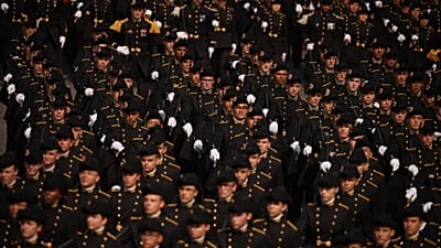 Soldati francesi sfilano alla parata militare del 14 luglio per la Festa della Bastiglia a Parigi, 14 luglio 2026