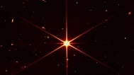 Ficheiro – imagem divulgada pela NASA em 16 de março de 2022 mostra a estrela 2MASS J17554042+6551277 usada para alinhar os espelhos do Telescópio Espacial James Webb