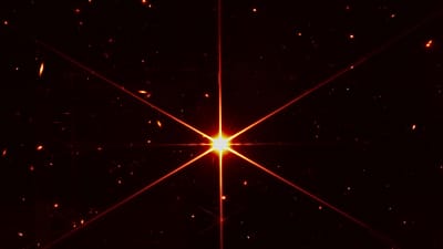 Na archiwalnym zdjęciu udostępnionym przez NASA 16 marca 2022 r. widać gwiazdę 2MASS J17554042+6551277, której użyto do wyrównania luster Kosmicznego Teleskopu Jamesa Webba.