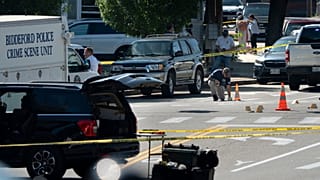 Az FBI szakemberei helyszínelnek az ICE ügynökei által végrehajtott lövöldözés színhelyén, 2026. július 13-án, hétfőn, Biddefordban, Main
