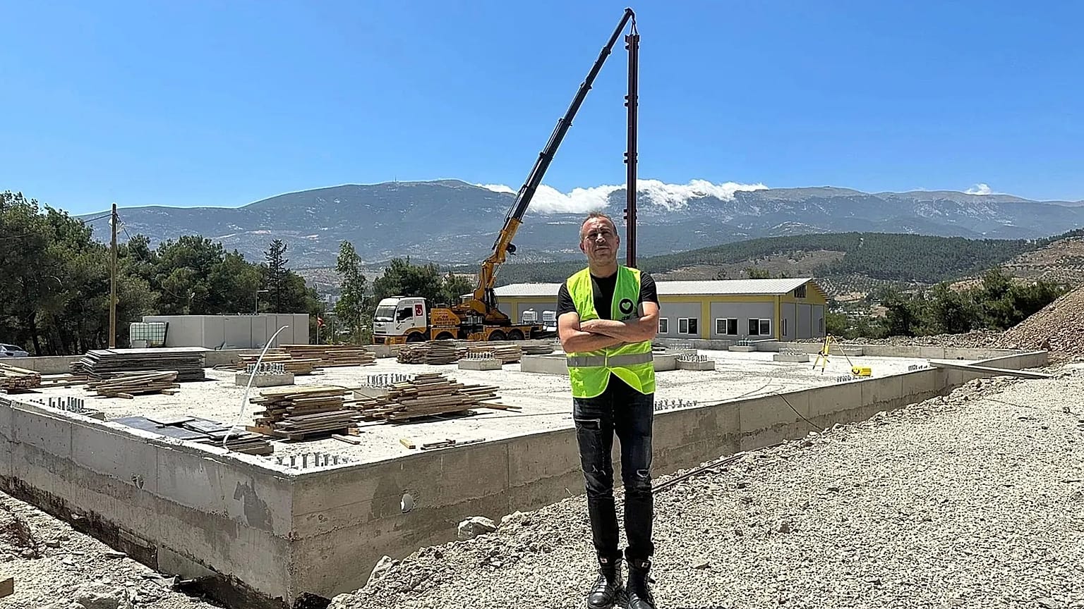 Haluk Levent, kurucusu olduğu sivil toplum kuruluşu Ahbap ile 6 Şubat depremlerinin etkili olduğu Hatay'da, 7 Temmuz 2023.