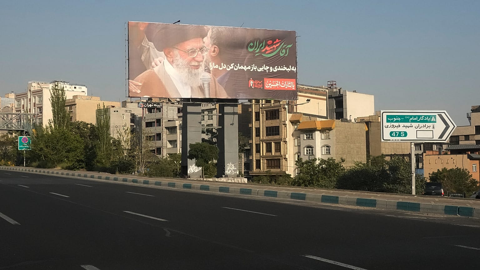 تظهر لوحة إعلانية صورة للمرشد الأعلى الإيراني الراحل آية الله علي خامنئي على طريق سريع في طهران، إيران، الاثنين 13 يوليو 2026. (AP Photo/فاهد سليمي)