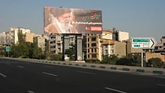 تظهر لوحة إعلانية صورة للمرشد الأعلى الإيراني الراحل آية الله علي خامنئي على طريق سريع في طهران، إيران، الاثنين 13 يوليو 2026. (AP Photo/فاهد سليمي)