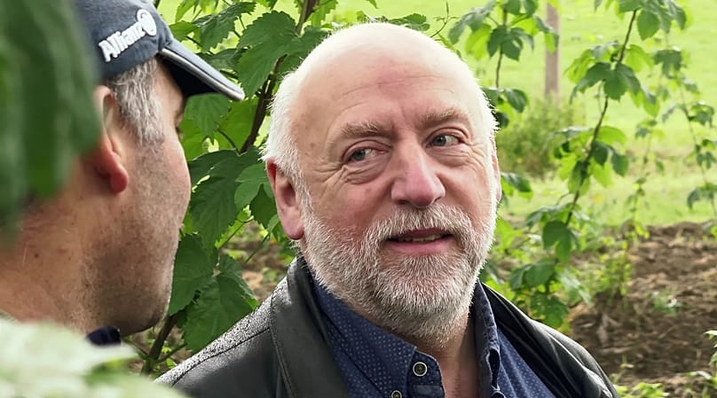 Ingenieur Bernhard Gruber im Gespräch mit Hopfenbauer Josef Wimmer.