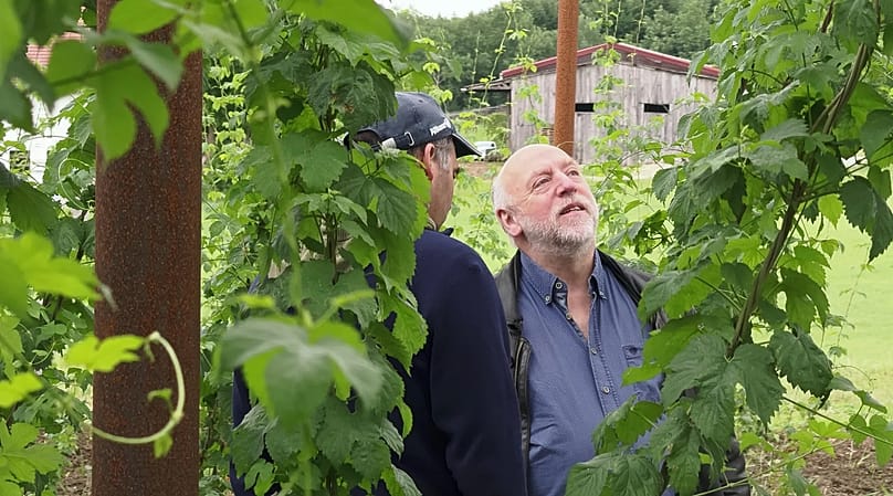Agri-PV-Pioniere Bernhard Gruber und Josef Wimmer auf Ortsbesichtigung im Hopfengarten.