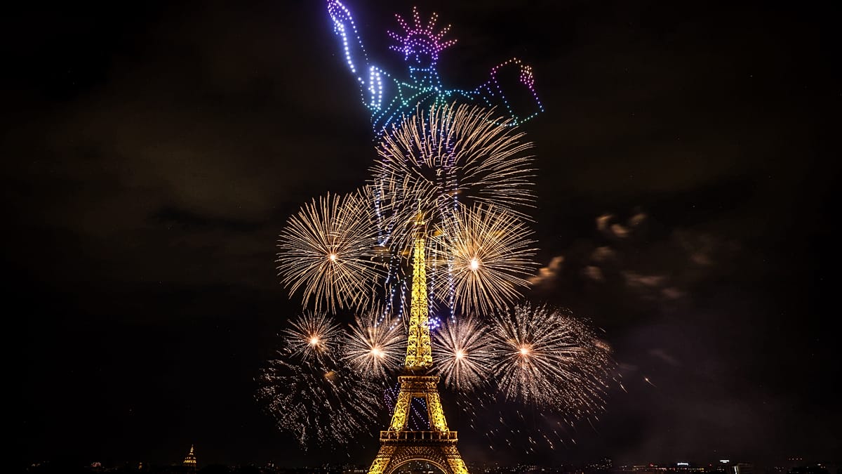 Drones et feux d'artifice illuminent la tour Eiffel avant le 14 juillet