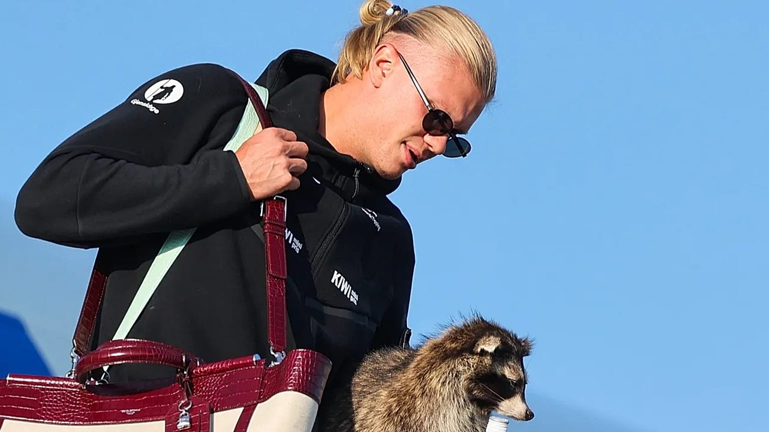 Erling Haaland baja del avión tras el aterrizaje de la selección nacional en el aeropuerto de Oslo, en Gardermoen, Noruega