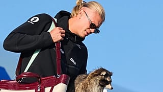 Erling Haaland baja del avión tras el aterrizaje de la selección nacional en el aeropuerto de Oslo, en Gardermoen, Noruega