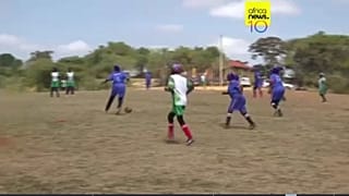 Kenya : des femmes âgées jouent au football pour la santé