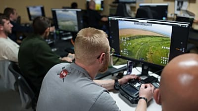 Un militare della brigata ucraina K-2 pilota un drone di media gittata verso le posizioni russe in prima linea da un centro di comando in Ucraina, il 20 giugno 2026.