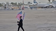 يقوم ضابط أمن إسرائيلي بدورية على مدرج المطار قبل حفل استقبال الرئيس الأمريكي دونالد ترامب لدى وصوله إلى مطار بن غوريون بالقرب من تل أبيب، إسرائيل، يوم الاثنين 13 أكتوبر 2025