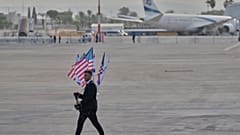 يقوم ضابط أمن إسرائيلي بدورية على مدرج المطار قبل حفل استقبال الرئيس الأمريكي دونالد ترامب لدى وصوله إلى مطار بن غوريون بالقرب من تل أبيب، إسرائيل، يوم الاثنين 13 أكتوبر 2025