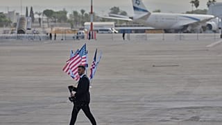يقوم ضابط أمن إسرائيلي بدورية على مدرج المطار قبل حفل استقبال الرئيس الأمريكي دونالد ترامب لدى وصوله إلى مطار بن غوريون بالقرب من تل أبيب، إسرائيل، يوم الاثنين 13 أكتوبر 2025