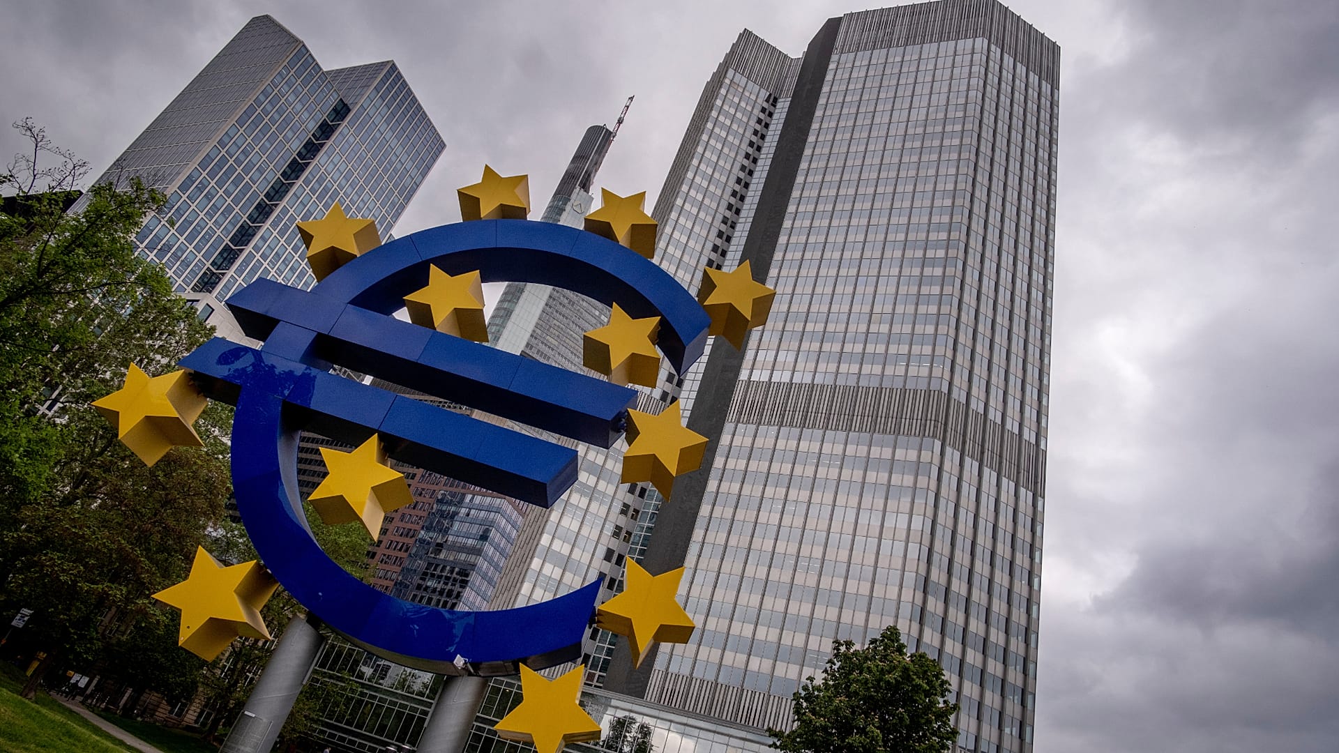 Archiwum. Rzeźba symbolu euro przed dawną siedzibą Europejskiego Banku Centralnego (EBC) we Frankfurcie nad Menem, Niemcy, maj 2023