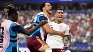 Pedro Porro celebra con Mikel Merino y Nico Williams tras marcar el segundo gol de su equipo durante el partido de semifinales en Arlington, Texas.