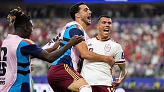 Pedro Porro celebra con Mikel Merino y Nico Williams tras marcar el segundo gol de su equipo durante el partido de semifinales en Arlington, Texas.