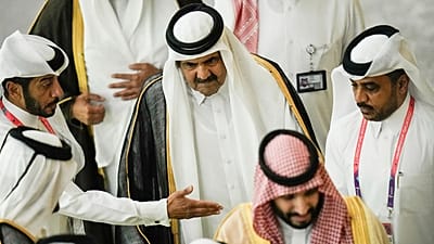 ARCHIVIO - L'ex emiro del Qatar, lo sceicco Hamad bin Khalifa Al Thani, al centro, arriva prima dell'inizio della Coppa del Mondo FIFA Qatar 2022.