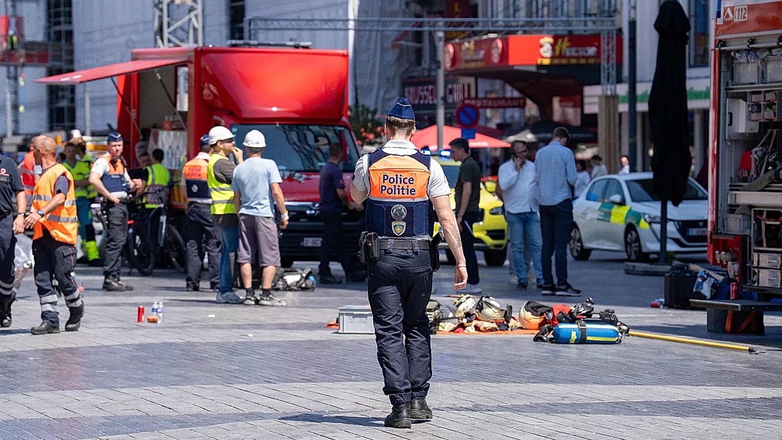 Personal de emergencia en el lugar del incendio en un complejo de edificios en el centro de Bruselas, el martes 14 de julio de 2026. (Foto AP/Marius Burgelman)