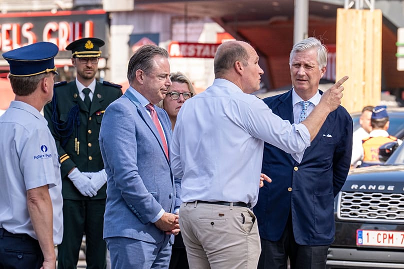 El rey Felipe de Bélgica y el primer ministro belga, Bart De Wever, conversan con el alcalde de Bruselas, Philippe Close, al visitar la zona del incendio. 14 de julio de 2026